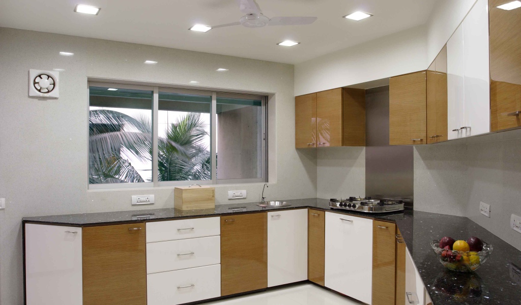 Светлая маленькая кухня