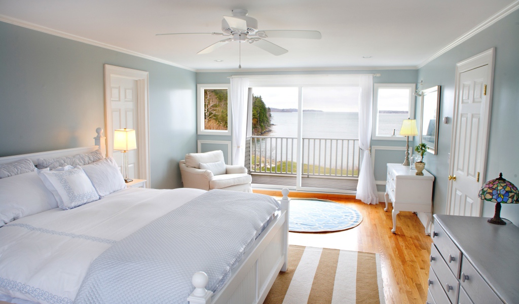 Светло голубой цвет в спальне