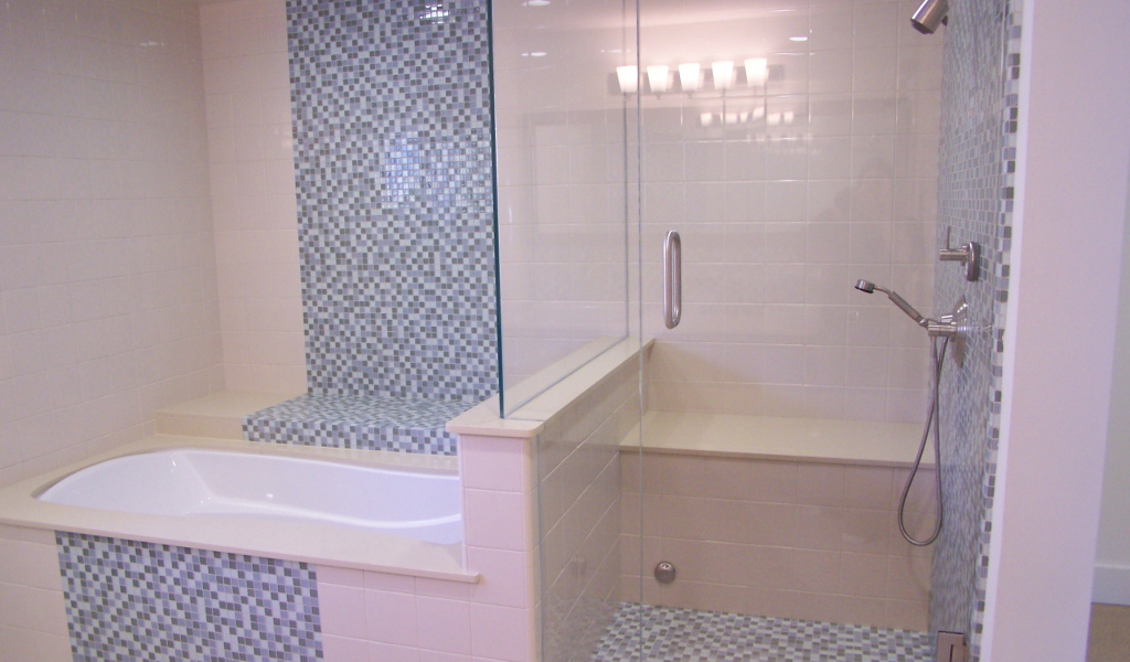 Нежно розовый кафель в ванной