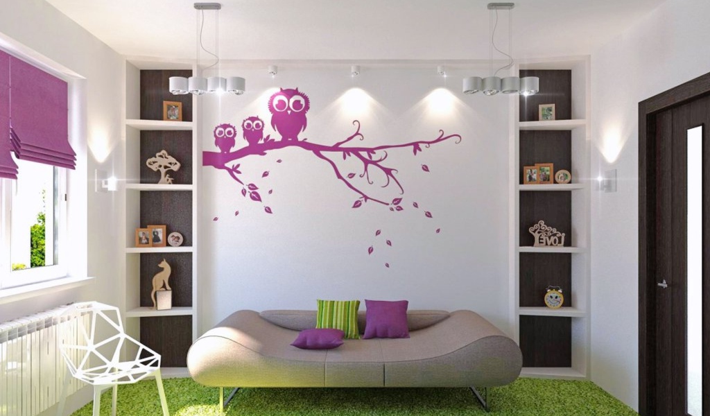Сиреневая аппликация на стене в детской