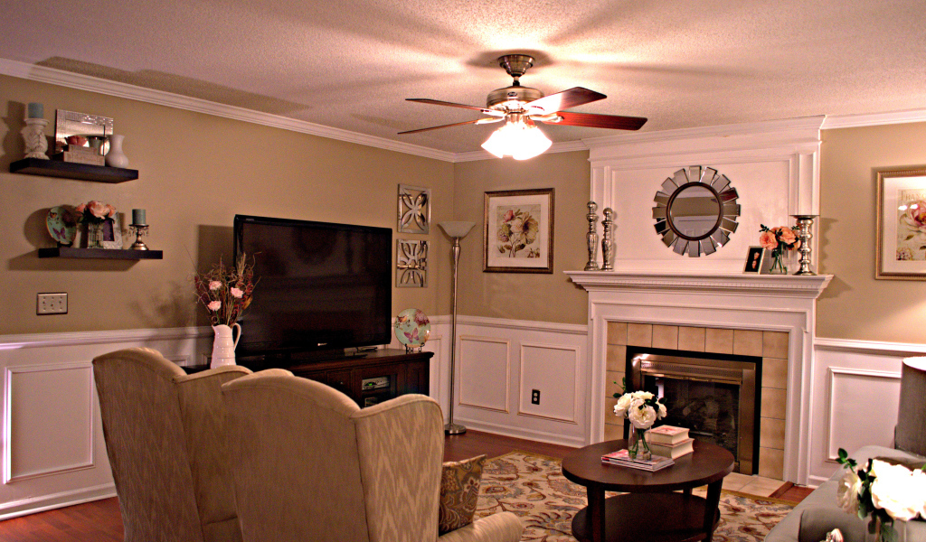 Гостиная с вентилятором на потолке