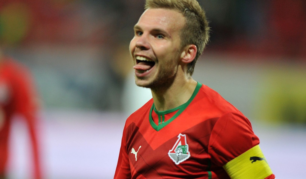 Защитник Локомотива Роман Шишкин на поле