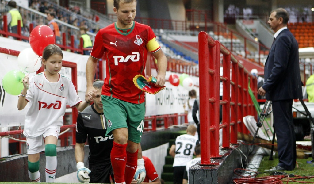 Защитник Локомотива Роман Шишкин выходит на поле