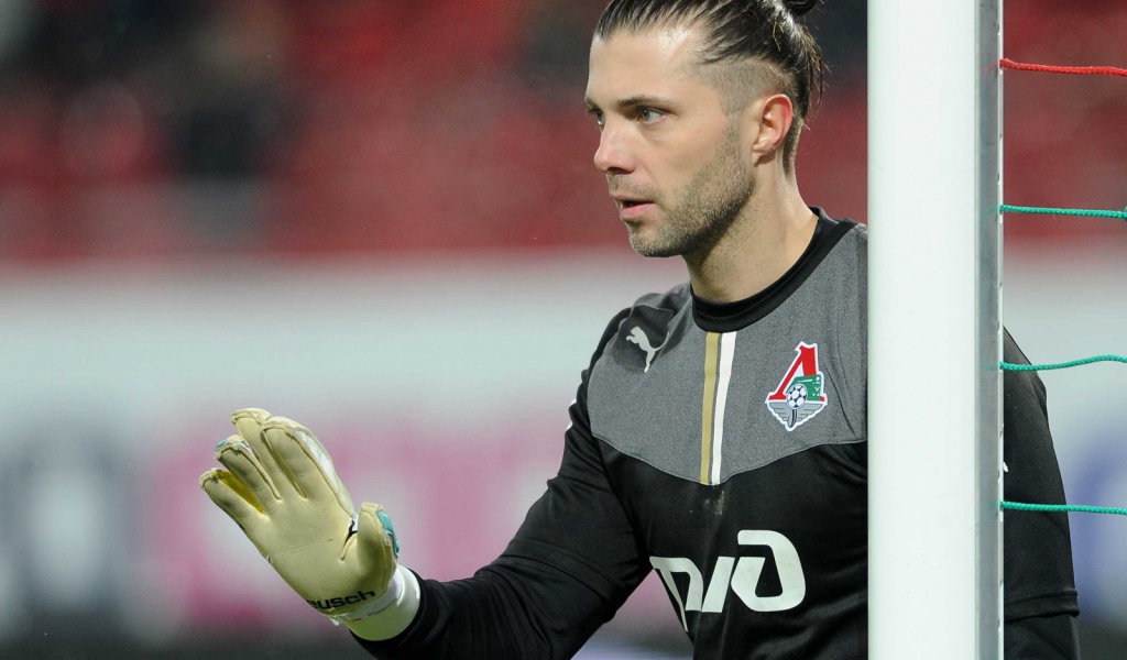 Вратарь Локомотива Илья Абаев на воротах