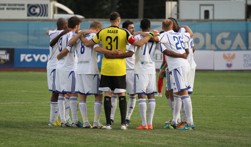 Вратарь Локомотива Илья Абаев с командой