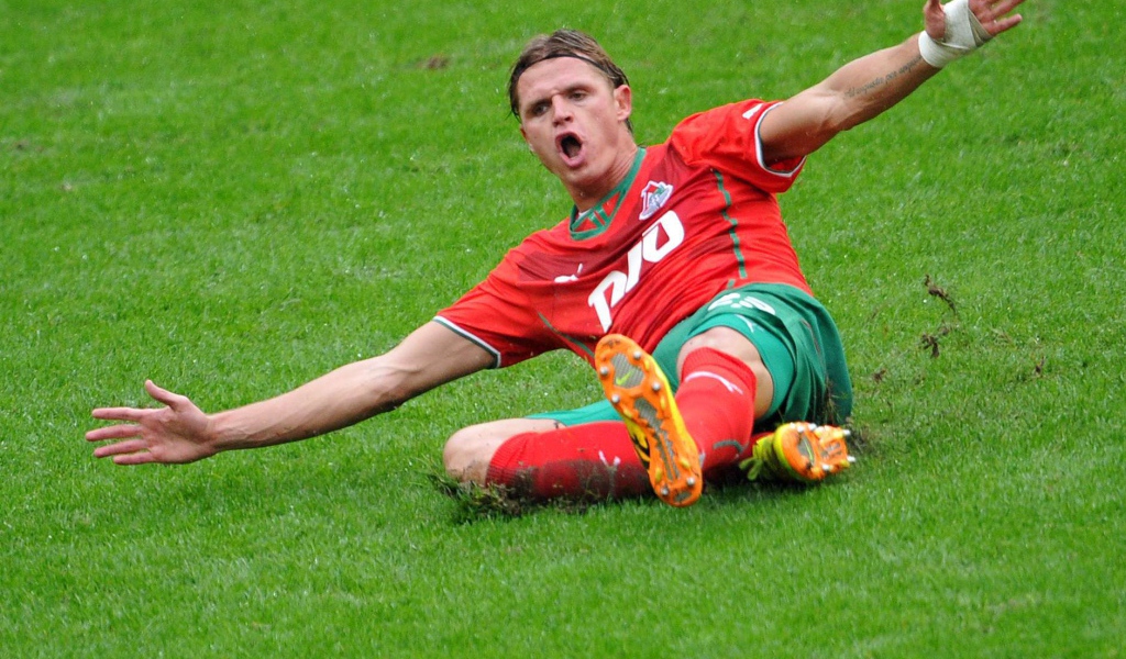 Дмитрий Тарасов полузащитник Локомотива на поле