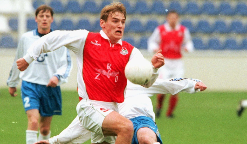 Игрок Локомотива Дмитрий Булыкин в атаке