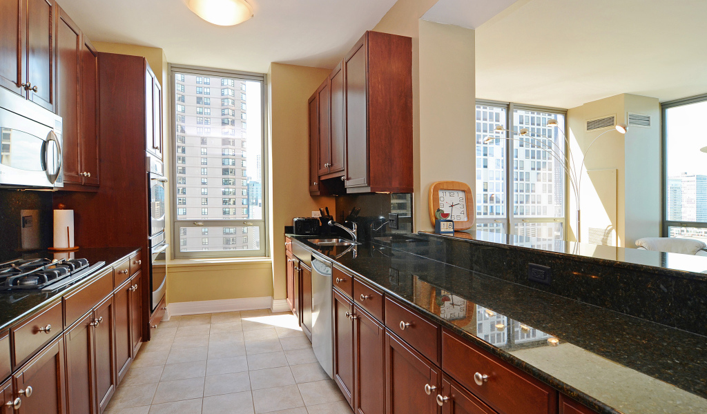 Длинная коричневая кухня