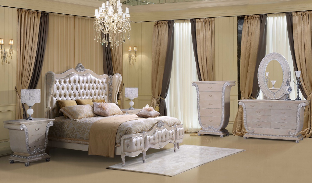 Роскошная спальня с большой кроватью