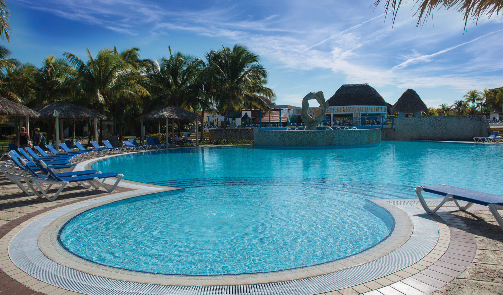 Роскошный бассейн на курорте Кайо Коко, Куба