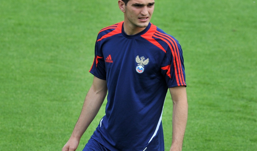 Магомед Оздоев полузащитник Локомотива в форме национальной сборной