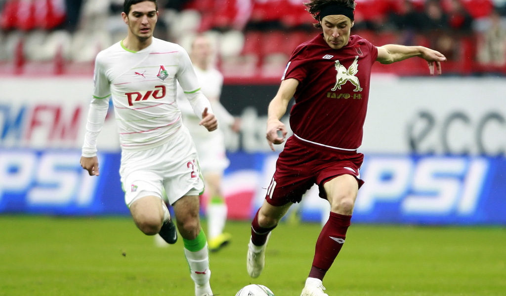 Magomed Ozdoev Lokomotiv midfielder with rival