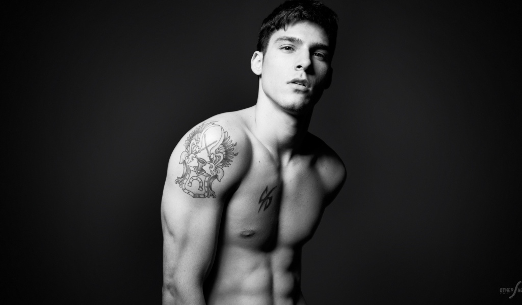 Мужчина с татуировками