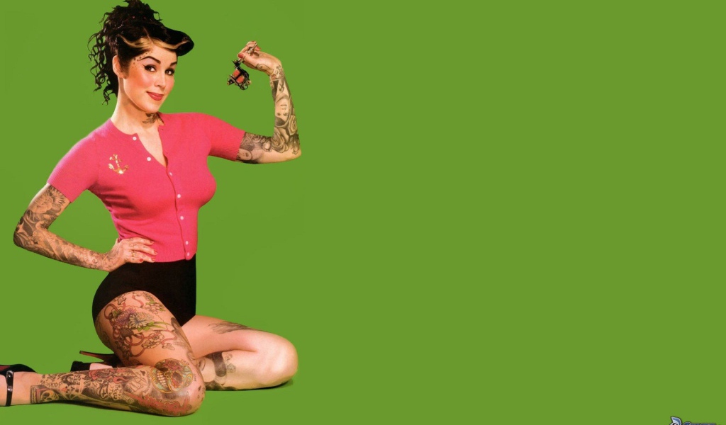 Много татуировок у девушки