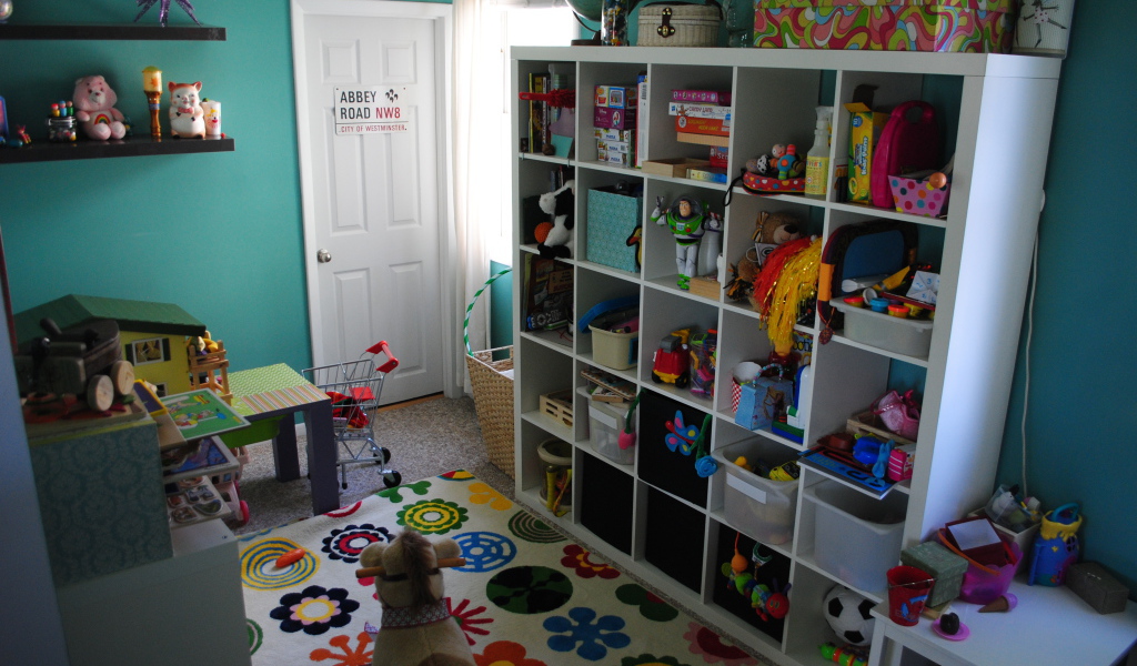 Много игрушек в детской комнате