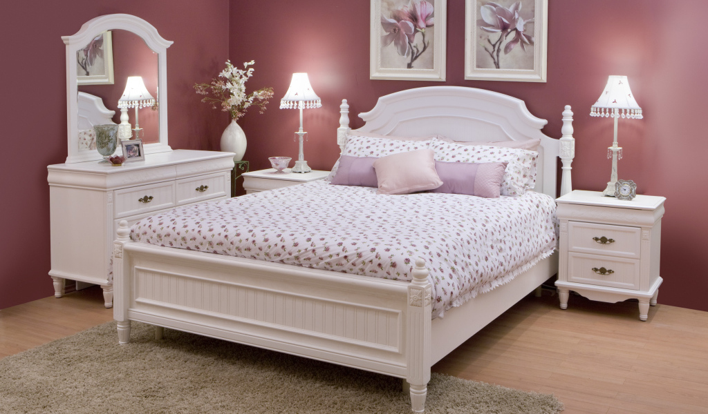 Бордовые стены в спальне