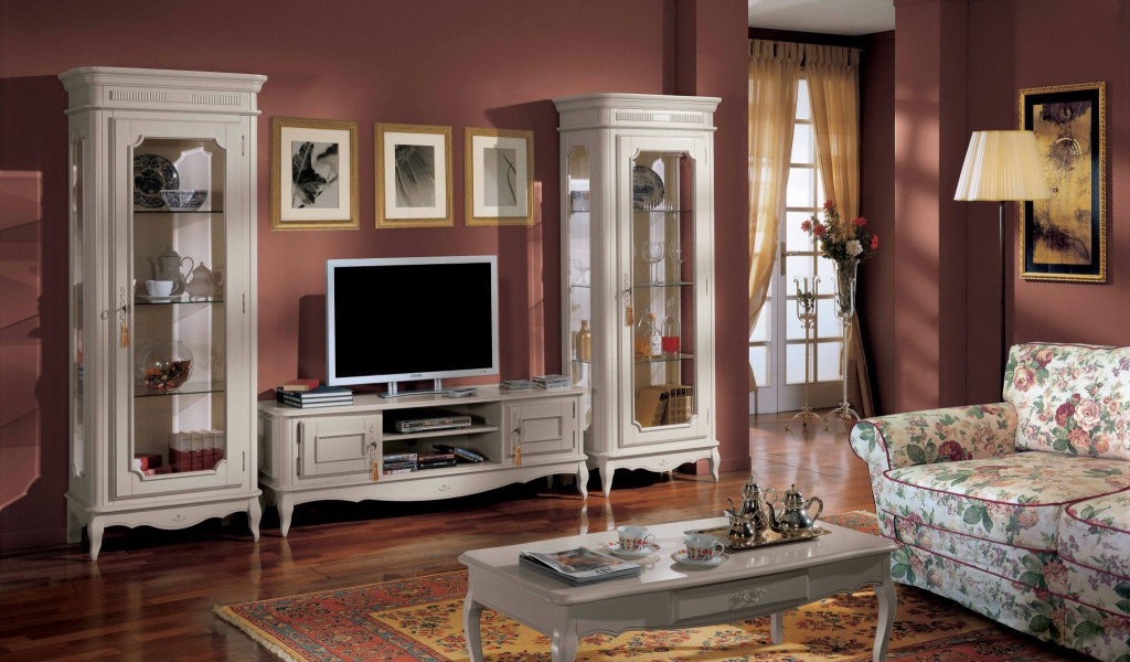 Бордовые стены в гостиной