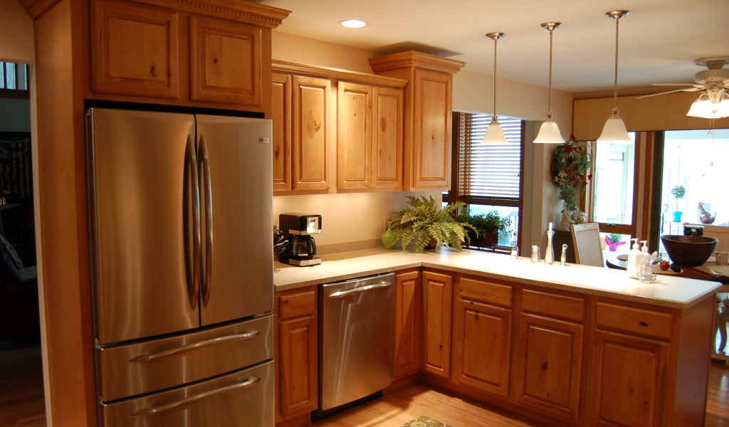 Металлический холодильник на кухне