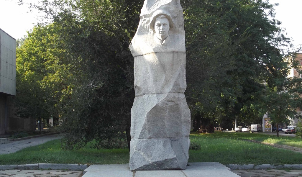 Памятник Александру Матросову Днепропетровск