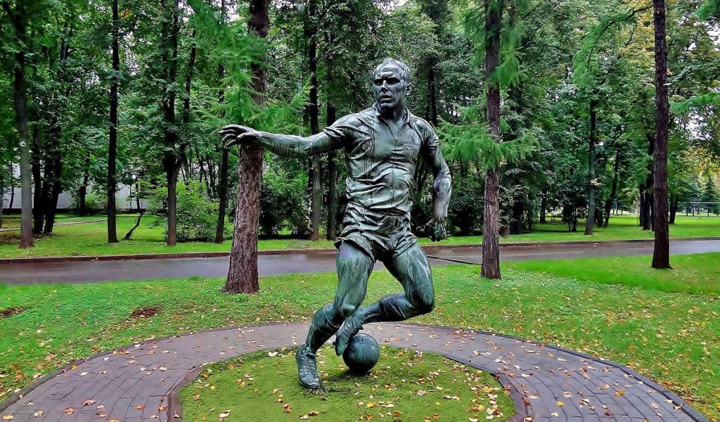Памятник Эдуарду Стрельцову выдающемуся футболисту