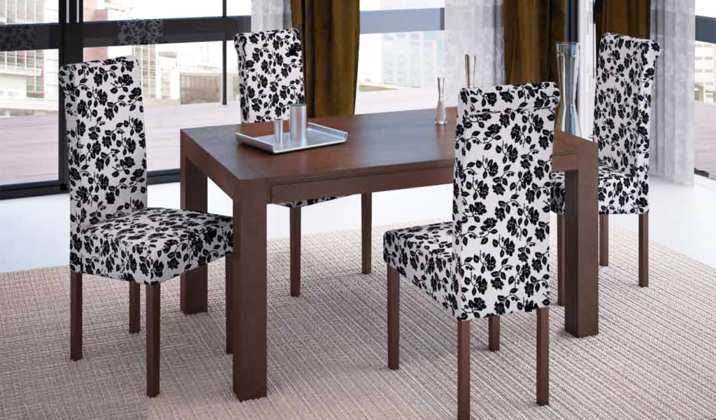 Пестрая мебель в столовой