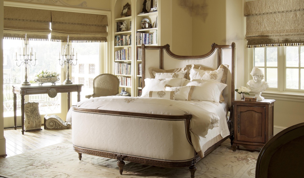 Аккуратная кровать в спальне