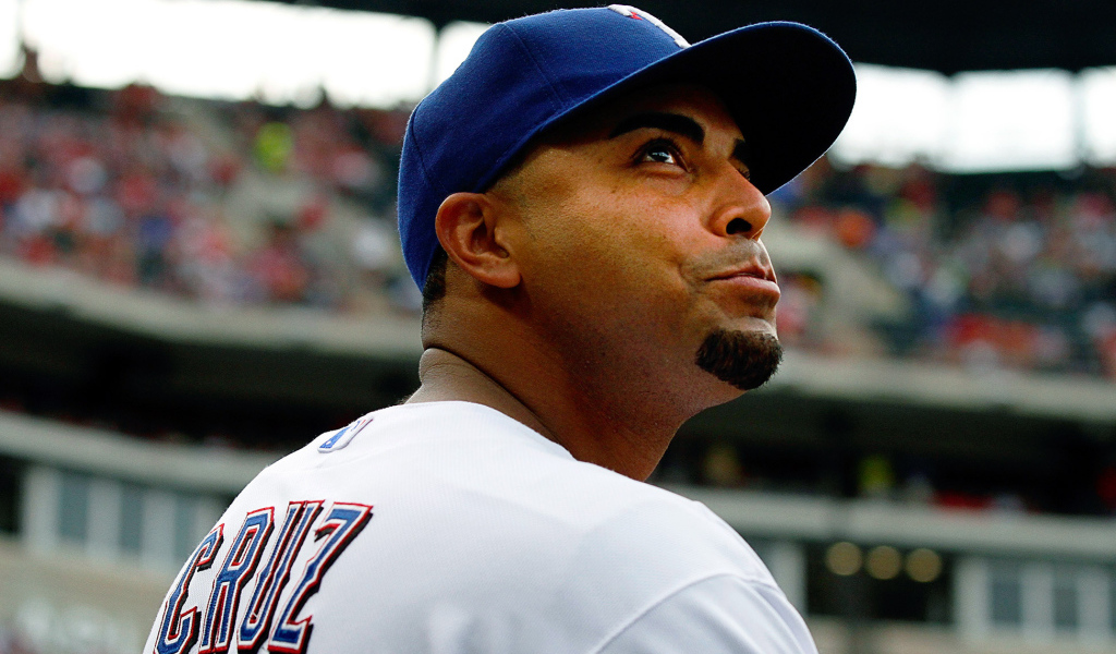 Нельсон Круз смотрит на поклонников бейсбола