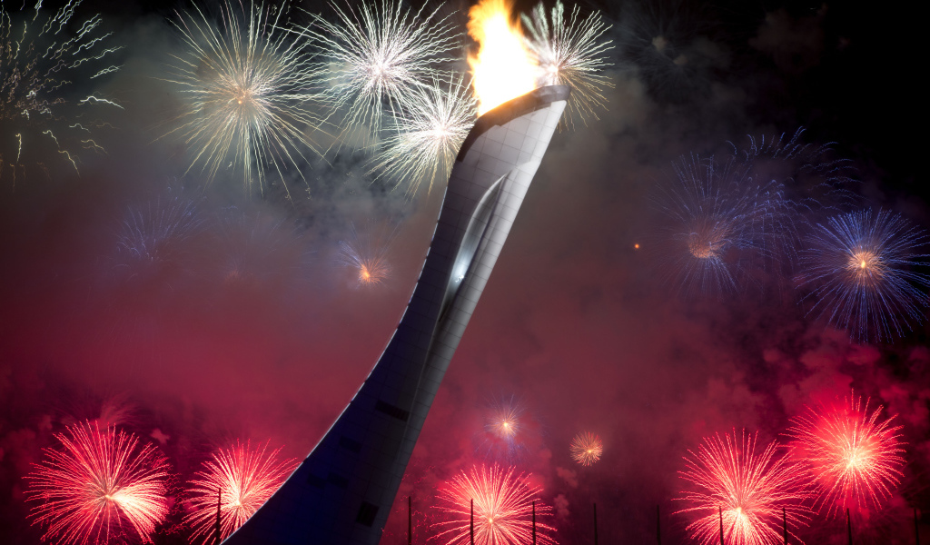Факел олимпиады на фоне фейерверка на открытии Олимпиады в Сочи