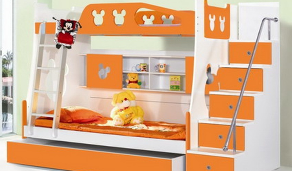 Оранжевая кровать в детской комнате