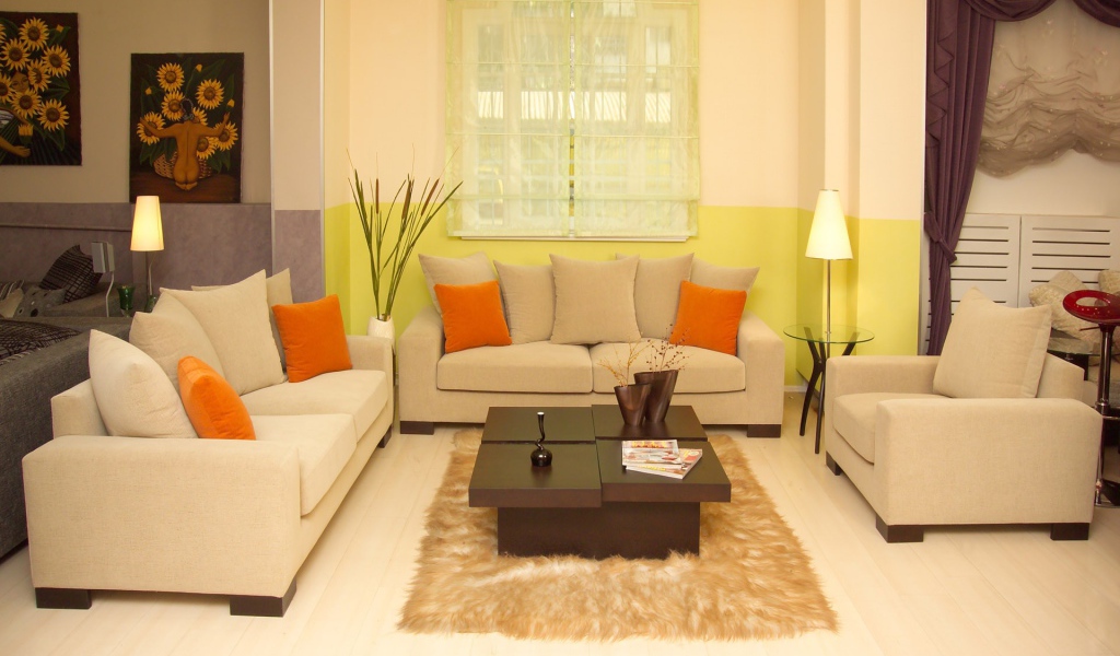 Оранжевые подушки в гостиной