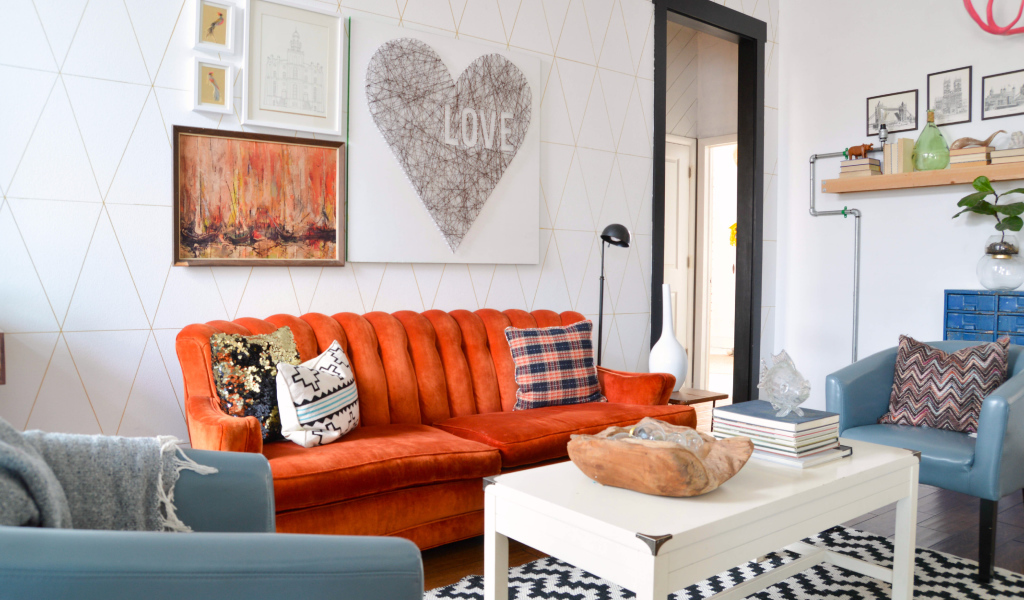 Оранжевый диван в гостиной
