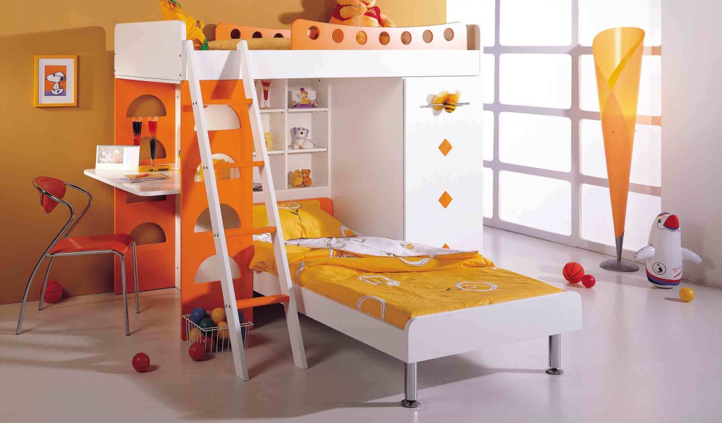 Оранжевая стена в детской комнате