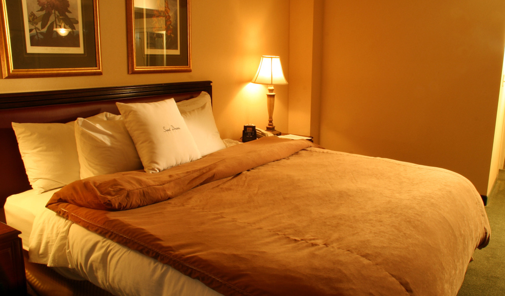 Оранжевые стены в спальне