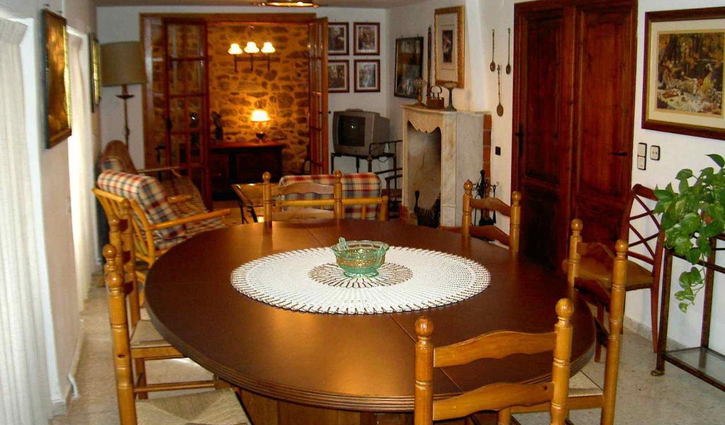 Овальный стол в столовой