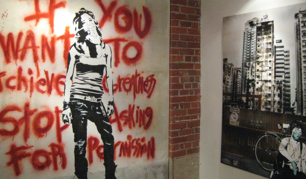 Нарисованная девушка в полный рост