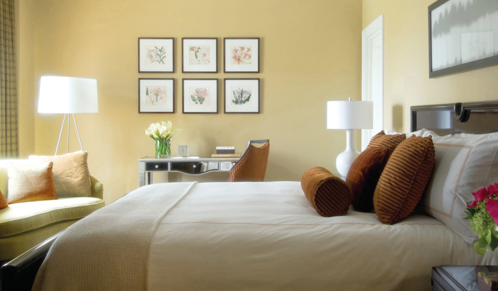 Картины на стене в спальне