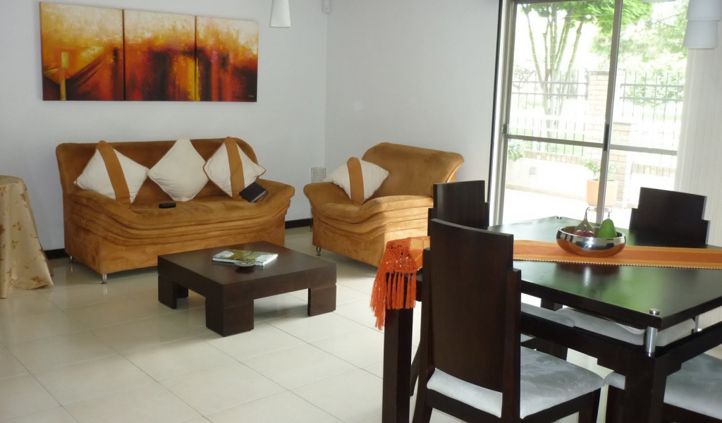 Картины на стене в столовой