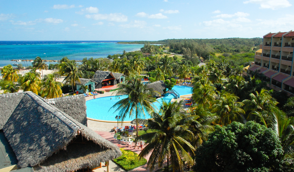 Панорама на курорте Гуардалавака, Куба