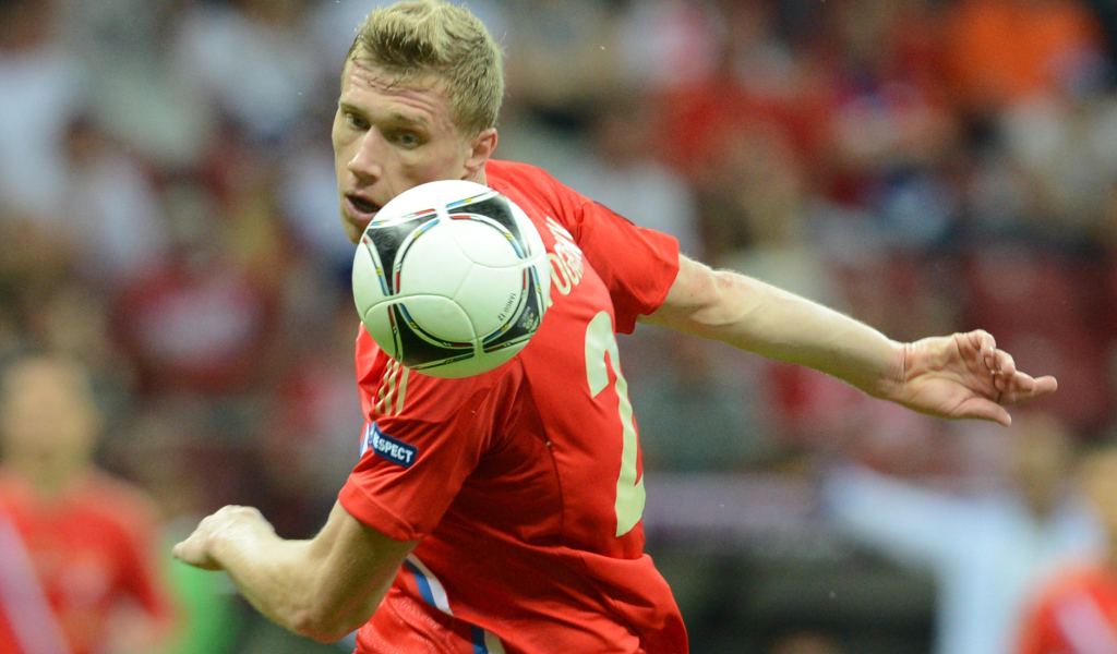 Павел Погребняк игрок сборной России отбивает мяч