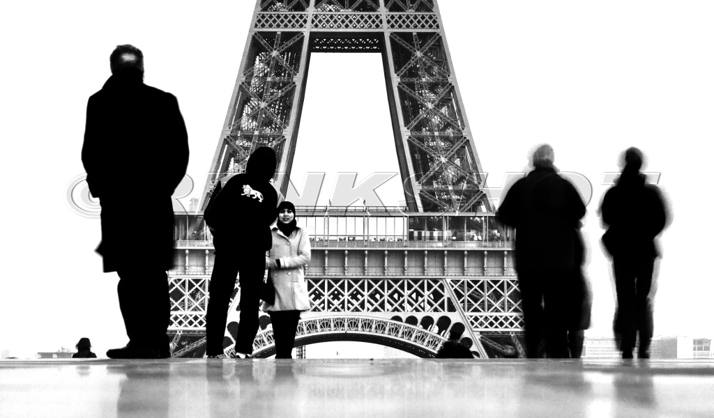 Люди на фоне Эйфелевой башни, чёрно-белое фото