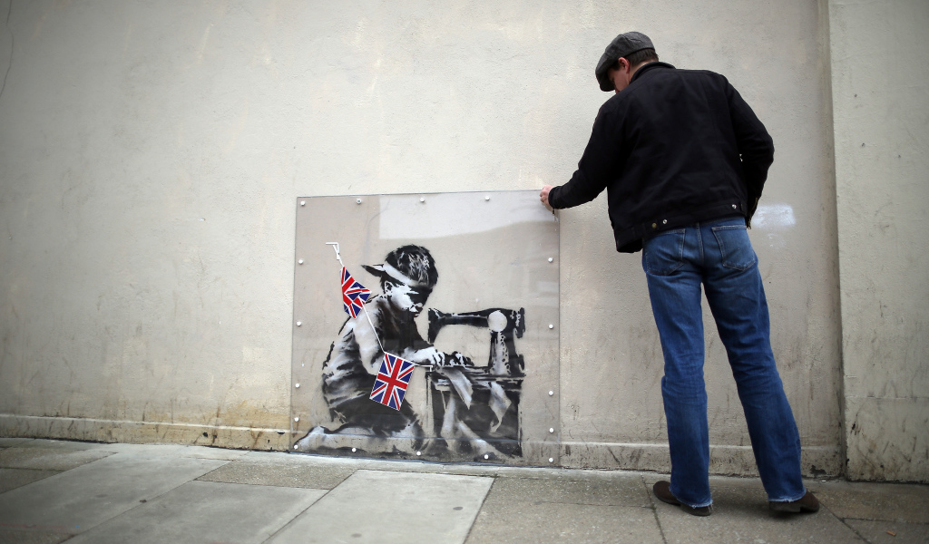 Человек рассматривает граффити