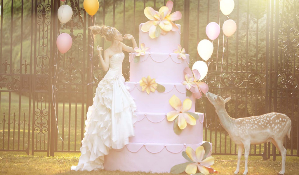 Фотография Красивая девушка и большой торт