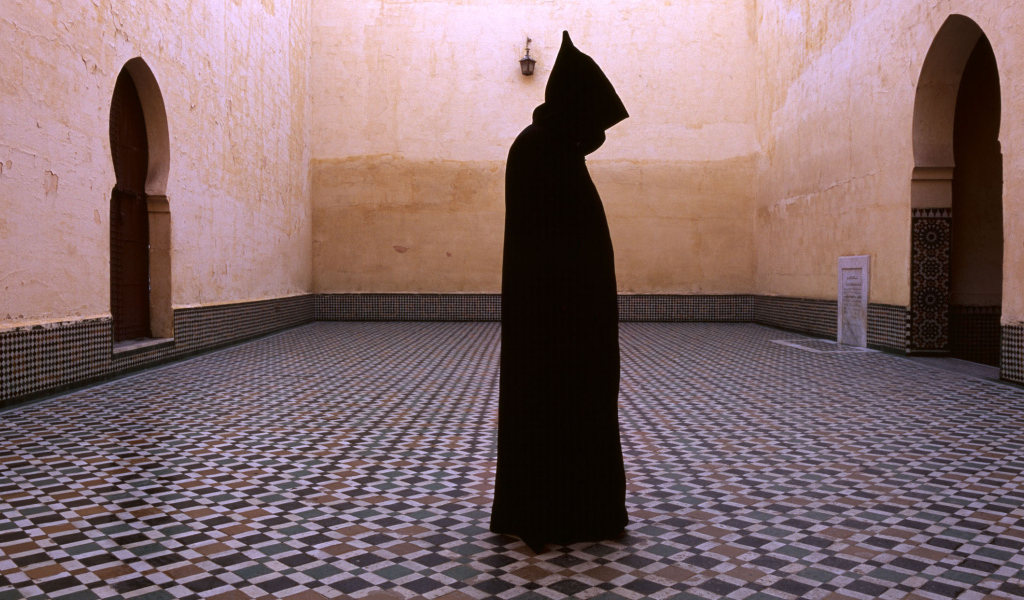 Фотография Женщина в черном