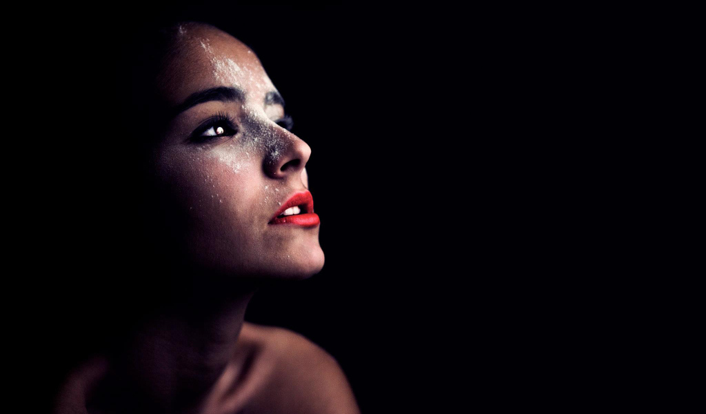 Фотография красивая женщина в темноте