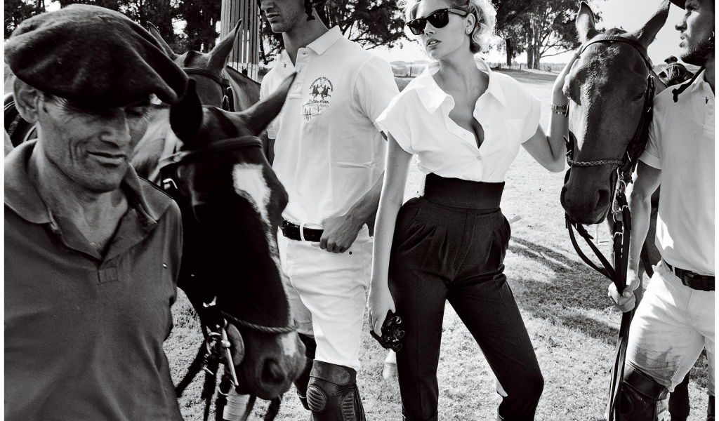 Фотография девушка с лошадьми