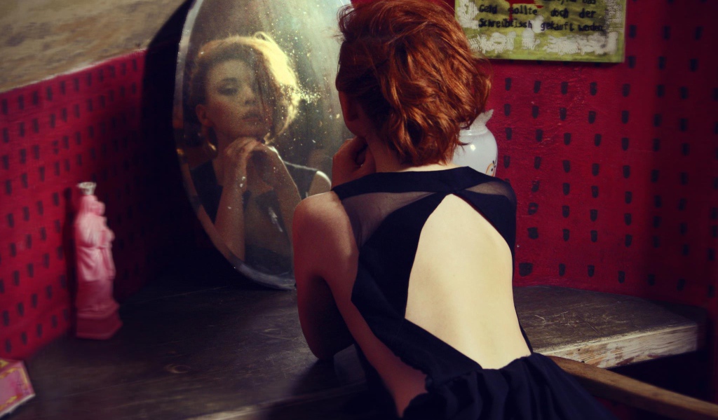 Фотография девушка смотрит в зеркало