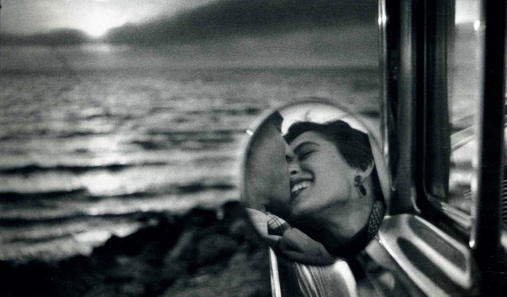 Фотография пара целуется в машине