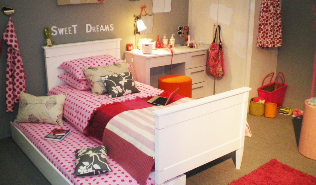 Подушки на кровати в детской