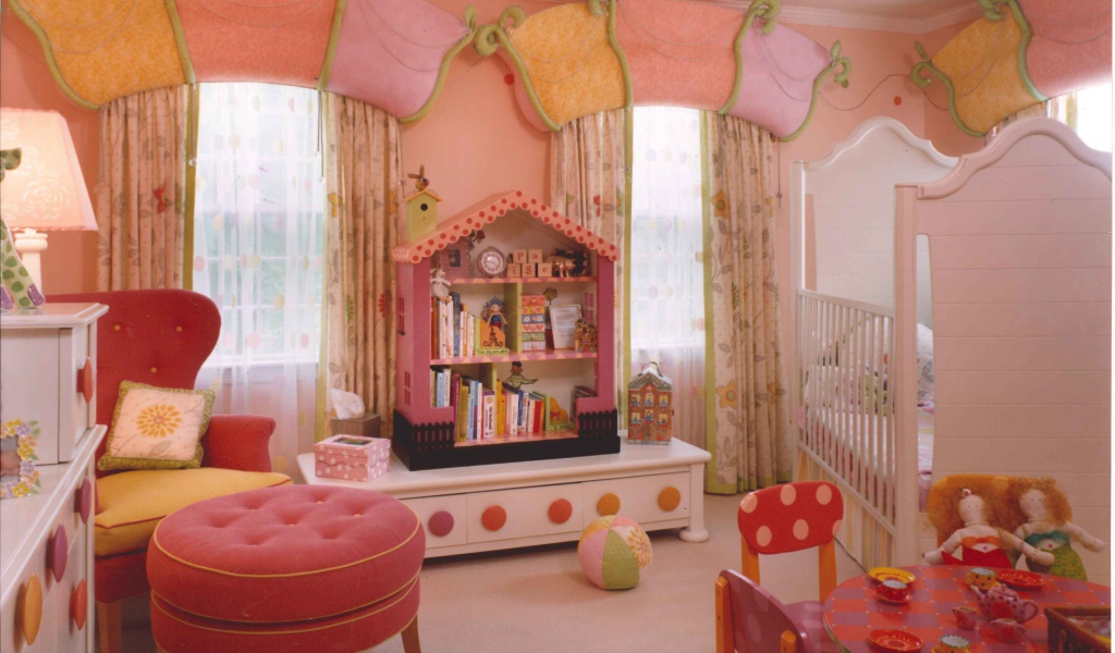 Розовые стены в детской