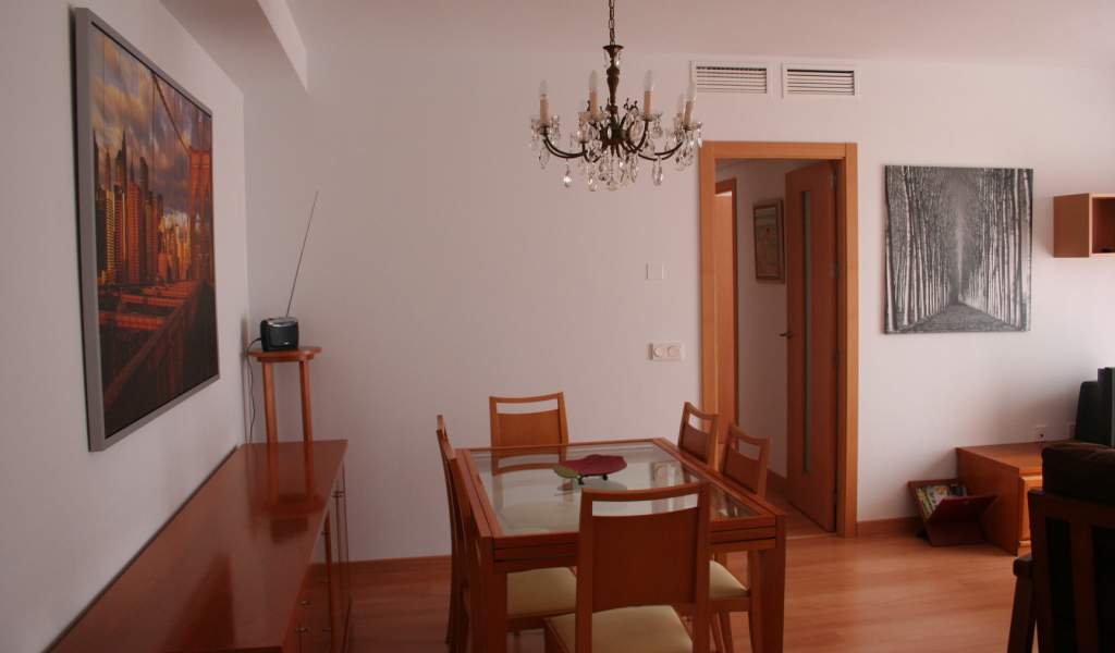 Розовые стены в столовой